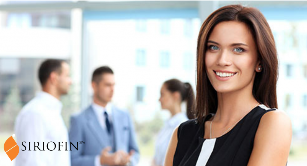 finanziatore o intermediario finanziario sono i soggetti autorizzati a rilasciare il modulo SECCI al cliente. la foto mostra una giovane operatrice finanziaria