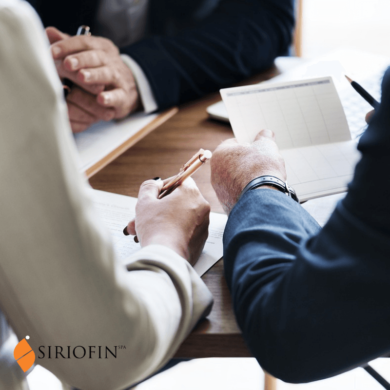 Foto raffigurante adulti seduti attorno ad una scrivania per di un istituto di credito che ha aderito all'accordo abi per richiedere un anticipo tfr dipendenti pubblici in seguito al nuovo decreto ministriale firmato dal ministro Giulia Bongiorno