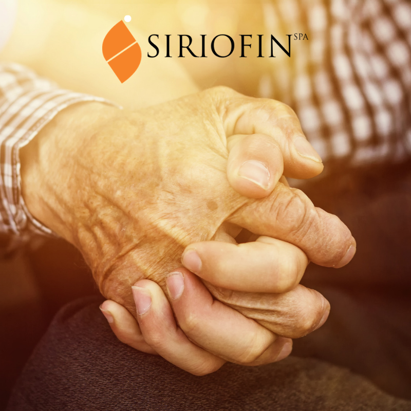 nella foto la mano di una persona anziana in primo piano stringe la mano di una persona che è li per fornire assistenza rientra tra le proposte di progetto per gli anziani previste per combattere il caldo estivo